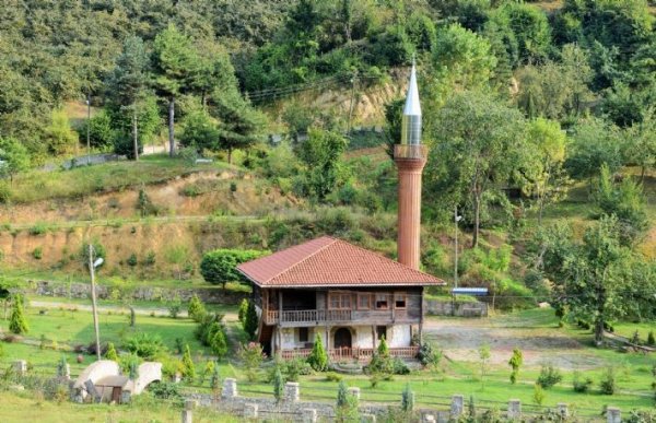 Akçakoca’nın çandı camileri göz kamaştırıyor