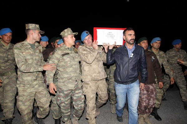 Şehit uzman çavuş için Hakkari'den tören