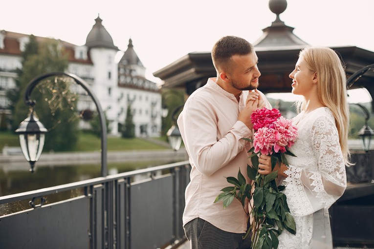 Erkek ve kadın romantik anlarda